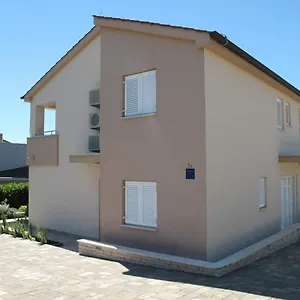 apartments-mia-krk.primorje-gorskikotar.com/